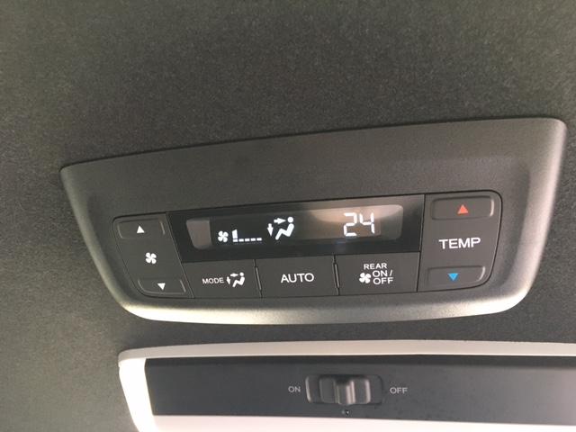 ステップワゴン e:HEVスパーダ 11.4インチナビ 10.1インチリア席モニター ETC リアカメラ 両側パワースライドドア パワーテールゲート トリプルゾーンコントロール・フルオートエアコン 16インチアルミ 2列目オットマン(17枚目)