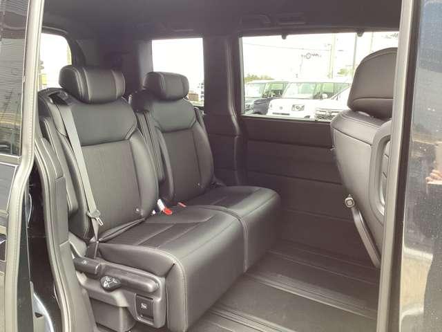 ステップワゴン e:HEVスパーダ 11.4インチナビ 10.1インチリア席モニター ETC リアカメラ 両側パワースライドドア パワーテールゲート トリプルゾーンコントロール・フルオートエアコン 16インチアルミ 2列目オットマン(21枚目)