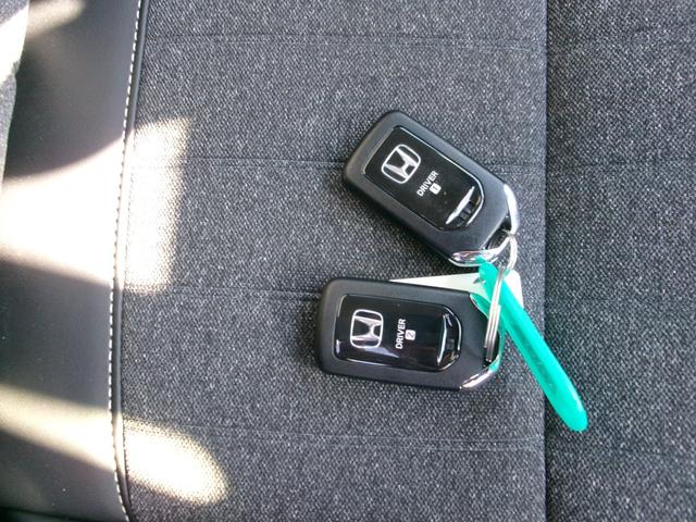 フィット ホーム　ギャザ－ズナビ（ＶＸＵ－２４５ＦＴＩ）　Ｂカメラ　フルセグＴＶ　ブル－トゥ－ス　ＤＶＤ再生　ＣＤ　ＥＴＣ　ＬＥＤヘッドライト　自動パ－キング　記録簿　ワンオーナ　当店デモカ－仕様車　禁煙車（23枚目）