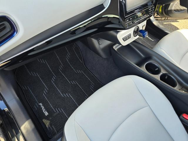プリウス Ｓツーリングセレクション　禁煙車／第三者機関保証１年付き／モデリスタタイプエアロ／ホワイトレザーシート／地デジＴＶ／Ｂｌｕｅｔｏｏｔｈミュージック／バックカメラ／シートヒーター／ＥＴＣ／ＬＥＤヘッドランプ（61枚目）