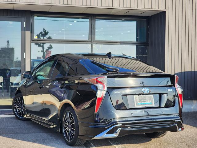 プリウス Ｓ　禁煙車／全国対応１年保証付き／フルエアロ／社外１７インチＡＷ／ヘッドアップディスプレイ／ＳＤナビ／地デジＴＶ／Ｂｌｕｅｔｏｏｔｈ／バックカメラ／衝突被害軽減ブレーキ／コーナーセンサー（3枚目）