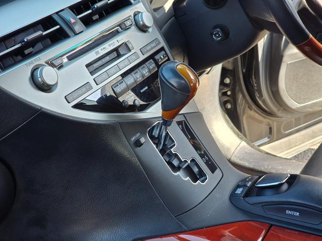 RX RX350 バージョンL 全国対応1年保証付き/スピンドルグリル/22インチアルミ/社外テールランプ/黒本革シート/シートヒーター&クーラー/フルセグTV/Bluetooth/バックカメラ/クリアランスソナー/電動トランク(18枚目)