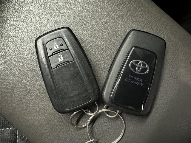 �X�}�[�g�L�[���|�P�b�g��o�b�O�Ɍg�т��Ă���΁A�L�[�����o�����ƂȂ��h�A�n���h������������A�h�A�n���h���̃Z���T�[�ɐG��邾���Ŏ{���ł��܂��B