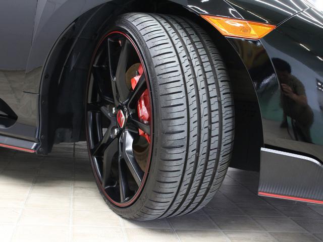 シビック タイプＲ　Ｇｒｇｏセキュリティ　純正メモリーナビ　バックカメラ　ドラレコ前後　トリプルマフラー　Ｂｒｅｍｂｏキャリパー　大型リアスポイラー　スポーツペダル　ＬＥＤヘッドライト　純正２０インチアルミ　ＥＴＣ　禁煙（30枚目）