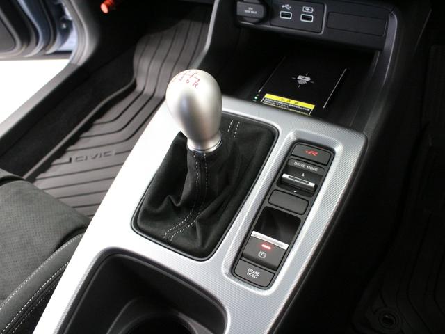 シビック タイプRレーシングブラックパッケージ ホンダコネクトディスプレー バックカメラ ブラックスエードスポーツシート レブマッチシステム Bremboキャリパー フルLEDヘッド トリプルマフラー 純正ブラック塗装19インチアルミ ETC(11枚目)