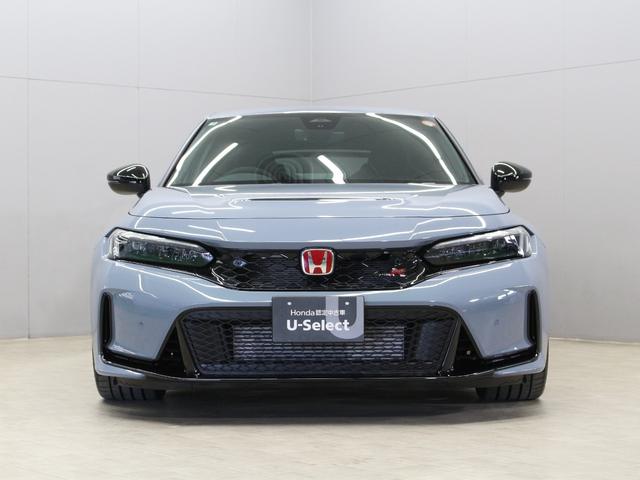 シビック タイプRレーシングブラックパッケージ ホンダコネクトディスプレー バックカメラ ブラックスエードスポーツシート レブマッチシステム Bremboキャリパー フルLEDヘッド トリプルマフラー 純正ブラック塗装19インチアルミ ETC(17枚目)