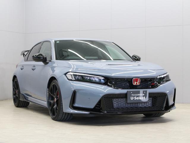 シビック タイプRレーシングブラックパッケージ ホンダコネクトディスプレー バックカメラ ブラックスエードスポーツシート レブマッチシステム Bremboキャリパー フルLEDヘッド トリプルマフラー 純正ブラック塗装19インチアルミ ETC(18枚目)