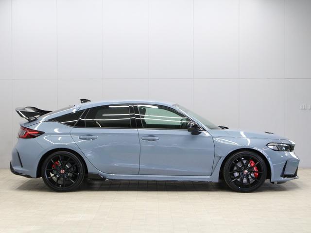 シビック タイプRレーシングブラックパッケージ ホンダコネクトディスプレー バックカメラ ブラックスエードスポーツシート レブマッチシステム Bremboキャリパー フルLEDヘッド トリプルマフラー 純正ブラック塗装19インチアルミ ETC(19枚目)