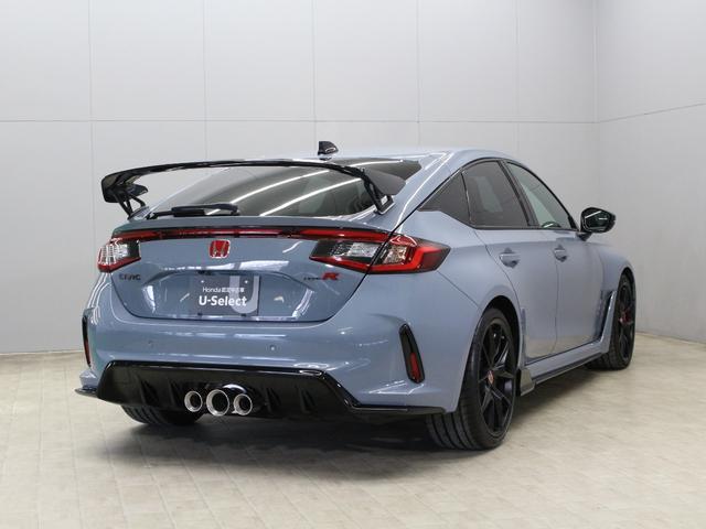 シビック タイプRレーシングブラックパッケージ ホンダコネクトディスプレー バックカメラ ブラックスエードスポーツシート レブマッチシステム Bremboキャリパー フルLEDヘッド トリプルマフラー 純正ブラック塗装19インチアルミ ETC(20枚目)