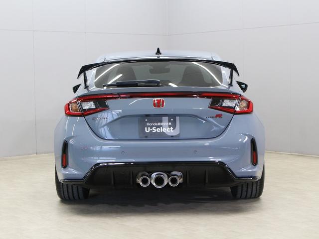 シビック タイプRレーシングブラックパッケージ ホンダコネクトディスプレー バックカメラ ブラックスエードスポーツシート レブマッチシステム Bremboキャリパー フルLEDヘッド トリプルマフラー 純正ブラック塗装19インチアルミ ETC(21枚目)