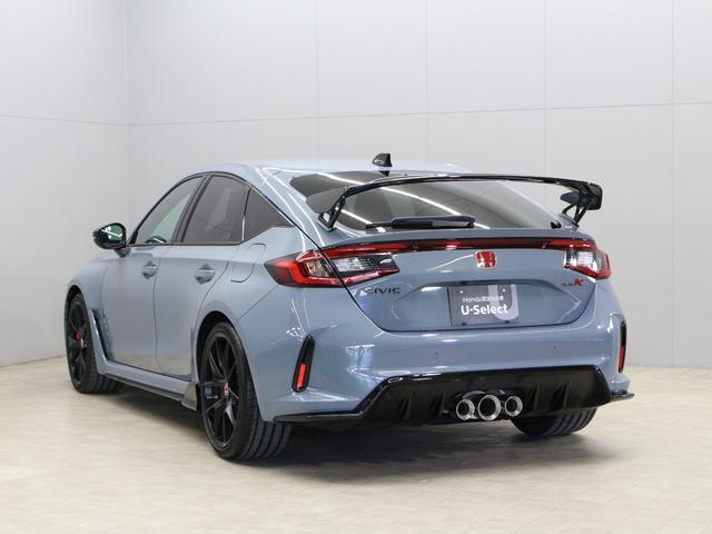 シビック タイプRレーシングブラックパッケージ ホンダコネクトディスプレー バックカメラ ブラックスエードスポーツシート レブマッチシステム Bremboキャリパー フルLEDヘッド トリプルマフラー 純正ブラック塗装19インチアルミ ETC(22枚目)