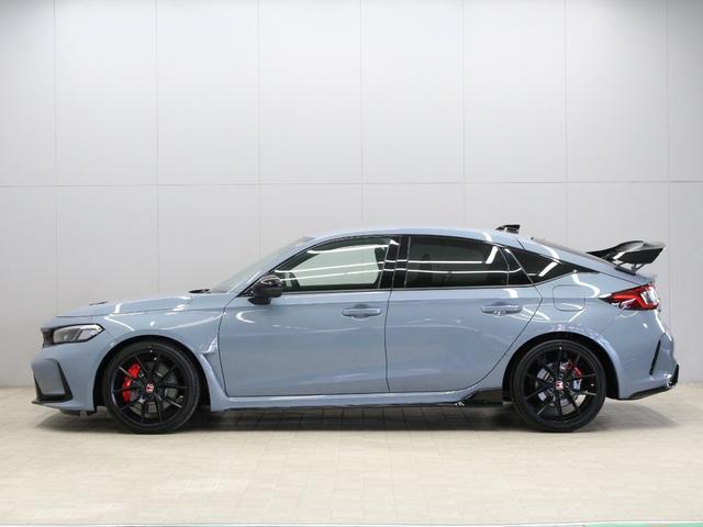 シビック タイプRレーシングブラックパッケージ ホンダコネクトディスプレー バックカメラ ブラックスエードスポーツシート レブマッチシステム Bremboキャリパー フルLEDヘッド トリプルマフラー 純正ブラック塗装19インチアルミ ETC(23枚目)