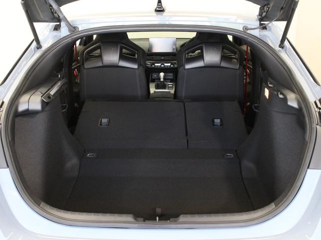 シビック タイプRレーシングブラックパッケージ ホンダコネクトディスプレー バックカメラ ブラックスエードスポーツシート レブマッチシステム Bremboキャリパー フルLEDヘッド トリプルマフラー 純正ブラック塗装19インチアルミ ETC(25枚目)