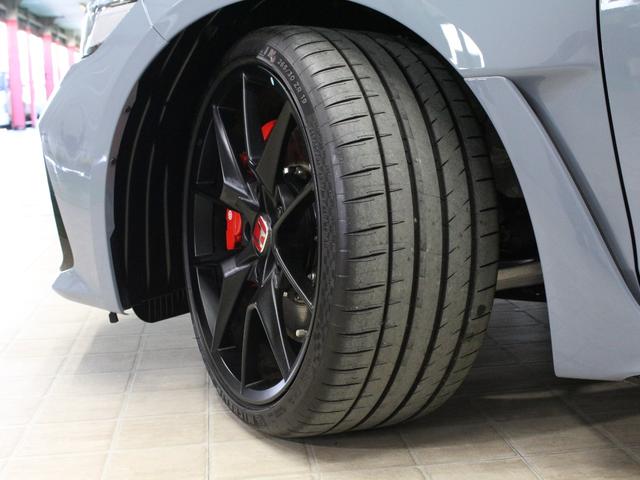 シビック タイプRレーシングブラックパッケージ ホンダコネクトディスプレー バックカメラ ブラックスエードスポーツシート レブマッチシステム Bremboキャリパー フルLEDヘッド トリプルマフラー 純正ブラック塗装19インチアルミ ETC(27枚目)