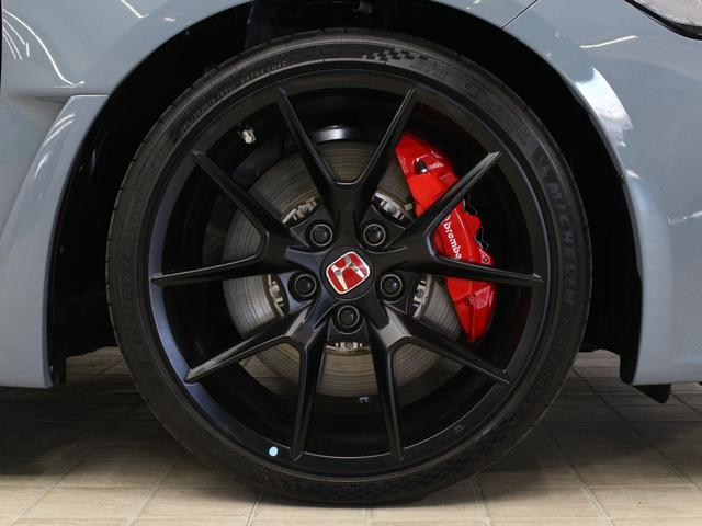 シビック タイプRレーシングブラックパッケージ ホンダコネクトディスプレー バックカメラ ブラックスエードスポーツシート レブマッチシステム Bremboキャリパー フルLEDヘッド トリプルマフラー 純正ブラック塗装19インチアルミ ETC(29枚目)