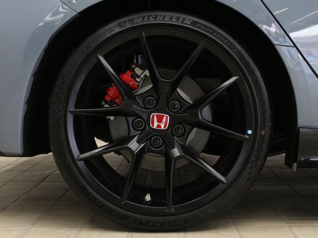 シビック タイプRレーシングブラックパッケージ ホンダコネクトディスプレー バックカメラ ブラックスエードスポーツシート レブマッチシステム Bremboキャリパー フルLEDヘッド トリプルマフラー 純正ブラック塗装19インチアルミ ETC(30枚目)