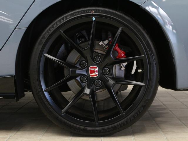 シビック タイプRレーシングブラックパッケージ ホンダコネクトディスプレー バックカメラ ブラックスエードスポーツシート レブマッチシステム Bremboキャリパー フルLEDヘッド トリプルマフラー 純正ブラック塗装19インチアルミ ETC(31枚目)