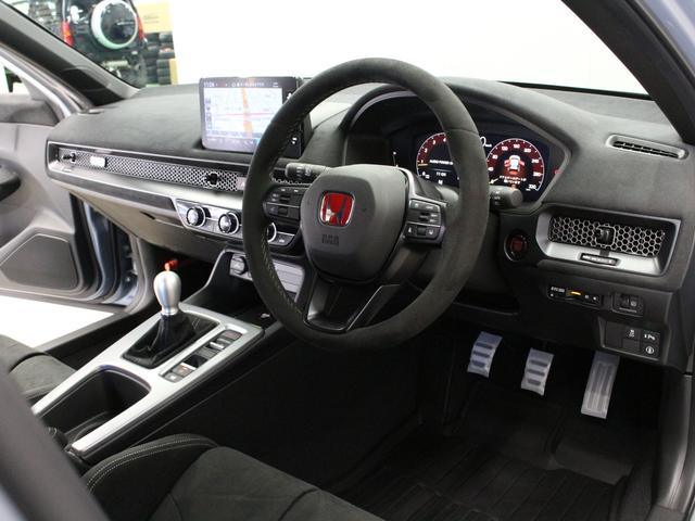 シビック タイプRレーシングブラックパッケージ ホンダコネクトディスプレー バックカメラ ブラックスエードスポーツシート レブマッチシステム Bremboキャリパー フルLEDヘッド トリプルマフラー 純正ブラック塗装19インチアルミ ETC(34枚目)