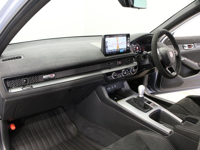 シビック タイプRレーシングブラックパッケージ ホンダコネクトディスプレー バックカメラ ブラックスエードスポーツシート レブマッチシステム Bremboキャリパー フルLEDヘッド トリプルマフラー 純正ブラック塗装19インチアルミ ETC(35枚目)