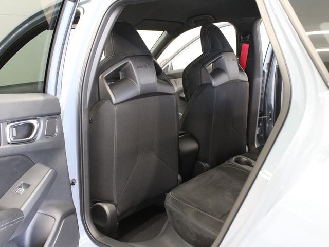 シビック タイプRレーシングブラックパッケージ ホンダコネクトディスプレー バックカメラ ブラックスエードスポーツシート レブマッチシステム Bremboキャリパー フルLEDヘッド トリプルマフラー 純正ブラック塗装19インチアルミ ETC(36枚目)