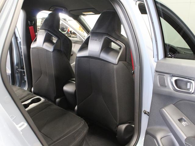 シビック タイプRレーシングブラックパッケージ ホンダコネクトディスプレー バックカメラ ブラックスエードスポーツシート レブマッチシステム Bremboキャリパー フルLEDヘッド トリプルマフラー 純正ブラック塗装19インチアルミ ETC(37枚目)