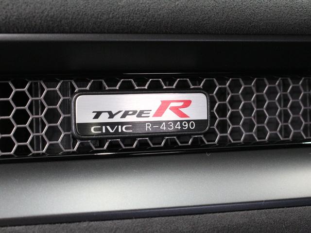 シビック タイプRレーシングブラックパッケージ ホンダコネクトディスプレー バックカメラ ブラックスエードスポーツシート レブマッチシステム Bremboキャリパー フルLEDヘッド トリプルマフラー 純正ブラック塗装19インチアルミ ETC(61枚目)
