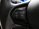 【ステアリングスイッチ】ハンドルにオーディオリモコンスイッチが装備されています。視点をそらすことなく、ボリューム調整・モード切替・放送局・曲飛ばしなどが可能です。