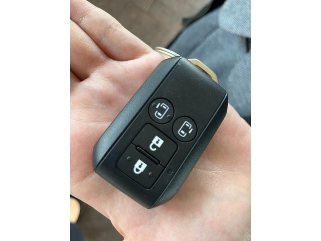 ワゴンＲスマイル ハイブリッドＸ　スズキ純正９インチナビ　バックカメラ　全方位モニター　運転席側シートヒーター　プッシュスターター両側電動スライドドア　衝突軽減ブレーキ　ＵＳＢ電源ソケット　シートアンダーボックス　折り畳みテーブル（30枚目）