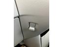 助手席のすぐ近くには荷物を吊るせるフックが付いているので床に置きたくない荷物があっても大丈夫!!