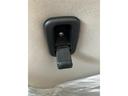 運転席側の後部座席には荷物を吊るせるフックが付いています!荷物がかさばらなくて便利です!!