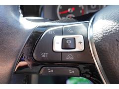 ステアリングホイールにオーディオ・リモート・コントロール・ボタンを配置。手を離さず、素早く安全に操作することができます。 6
