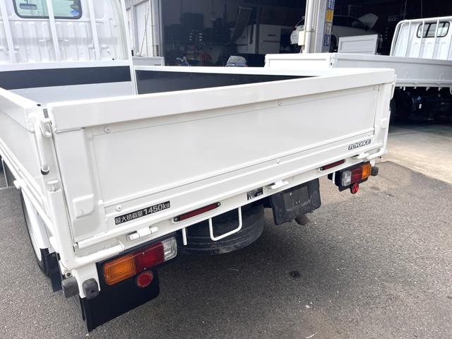 トヨエース 　低床平ロングボディ　１．５トン　５ＭＴ　荷台木製デッキ　荷台内寸法　Ｌ３１０ｃｍ　Ｗ１６０ｃｍ　荷台地上高７５ｃｍ　車両総重量３４０５キロ　フロントパワーウィンドウ　荷台ペイント（21枚目）