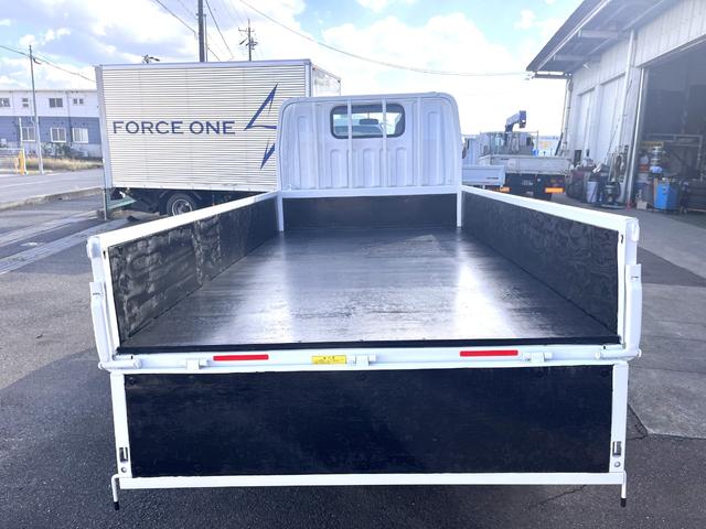 キャンター 2トン 5速ミッション 平ボディ2t 荷台木製デッキ ペイント済 荷台内寸法 L310cm W160cm 荷台地上高88cm ブルーテック 社外ナビ FM AM TV 車両総重量5トン未満 ETC(8枚目)