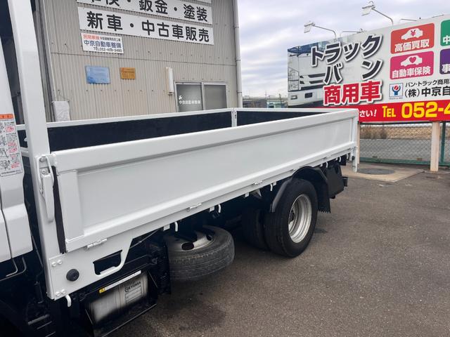 キャンター ベースグレード　２トン　標準平ボディ　デュオニックＡＴ　２ｔ　荷台板　内寸法　Ｌ３１０ｃｍ　Ｗ１６０ｃｍ　荷台地上高８５ｃｍ　車両総重量５トン未満　レーンセンサー　社外ナビ　荷台ペイント　アドブルー（22枚目）