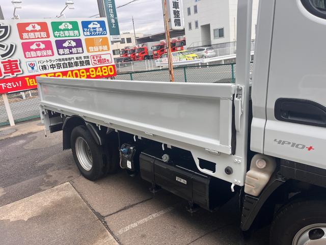 キャンター ベースグレード　２トン　標準平ボディ　デュオニックＡＴ　２ｔ　荷台板　内寸法　Ｌ３１０ｃｍ　Ｗ１６０ｃｍ　荷台地上高８５ｃｍ　車両総重量５トン未満　レーンセンサー　社外ナビ　荷台ペイント　アドブルー（23枚目）