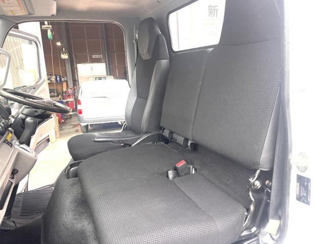 キャンター ベースグレード　２トン　標準平ボディ　デュオニックＡＴ　２ｔ　荷台板　内寸法　Ｌ３１０ｃｍ　Ｗ１６０ｃｍ　荷台地上高８５ｃｍ　車両総重量５トン未満　レーンセンサー　社外ナビ　荷台ペイント　アドブルー（32枚目）