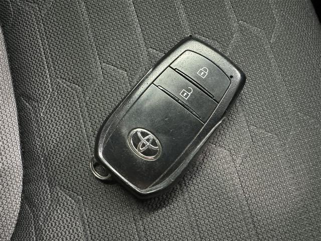 鍵がポケットの中でもドア開閉・エンジンスタートが可能な便利なスマートキーです！