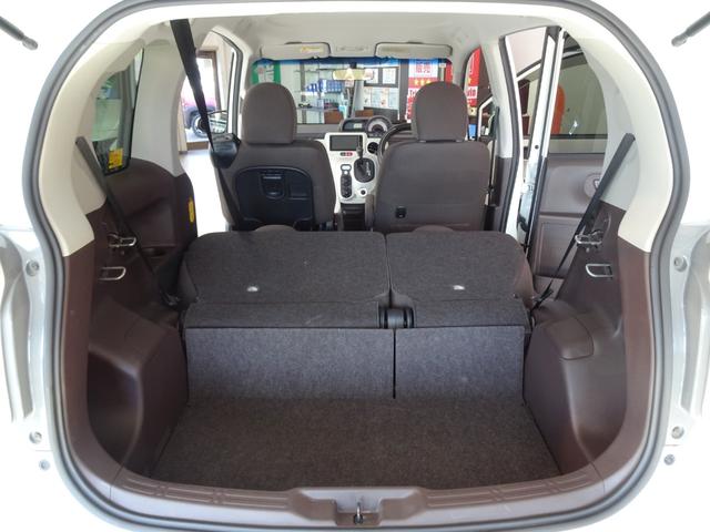 ２列目シートを収納するとこんな大きなラゲッジスペースを確保出来ちゃいます。簡単な引っ越しや大きな荷物を積むお仕事も出来ちゃいます。。。フロアにシミなどもなく、綺麗な状態が保たれております♪