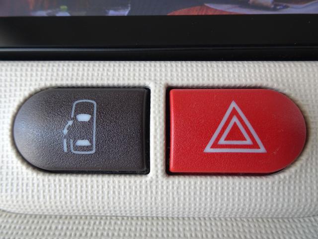 左側は電動スライドドアですから、ワンタッチで開閉可能です♪