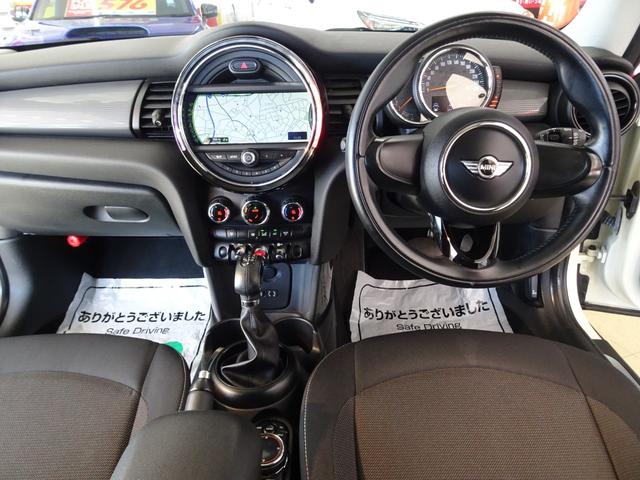 ＭＩＮＩ クーパー　白黒ツートンカラー／純正ナビ／Ｂｌｕｅｔｏｏｔｈ／ＵＳＢ－Ａ／ＡＵＸ／ＡＣ修理済み／ＬＥＤヘッド／プッシュスタート／スペアキー／純正１５インチＡＷ／禁煙車／ペット歴無し車（2枚目）