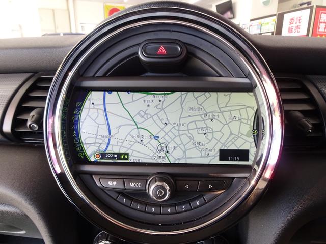 ＭＩＮＩ クーパー　白黒ツートンカラー／純正ナビ／Ｂｌｕｅｔｏｏｔｈ／ＵＳＢ－Ａ／ＡＵＸ／ＡＣ修理済み／ＬＥＤヘッド／プッシュスタート／スペアキー／純正１５インチＡＷ／禁煙車／ペット歴無し車（10枚目）