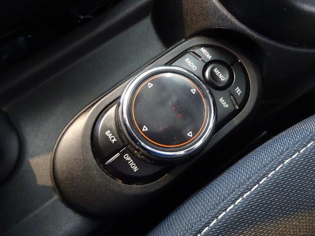 ＭＩＮＩ クーパー　白黒ツートンカラー／純正ナビ／Ｂｌｕｅｔｏｏｔｈ／ＵＳＢ－Ａ／ＡＵＸ／ＡＣ修理済み／ＬＥＤヘッド／プッシュスタート／スペアキー／純正１５インチＡＷ／禁煙車／ペット歴無し車（15枚目）
