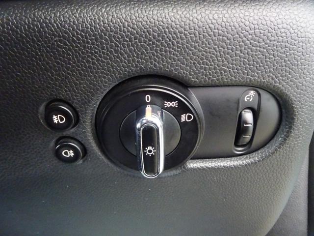 ＭＩＮＩ クーパー　白黒ツートンカラー／純正ナビ／Ｂｌｕｅｔｏｏｔｈ／ＵＳＢ－Ａ／ＡＵＸ／ＡＣ修理済み／ＬＥＤヘッド／プッシュスタート／スペアキー／純正１５インチＡＷ／禁煙車／ペット歴無し車（17枚目）