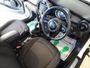 ＭＩＮＩ クーパー　白黒ツートンカラー／純正ナビ／Ｂｌｕｅｔｏｏｔｈ／ＵＳＢ－Ａ／ＡＵＸ／ＡＣ修理済み／ＬＥＤヘッド／プッシュスタート／スペアキー／純正１５インチＡＷ／禁煙車／ペット歴無し車（3枚目）