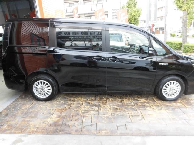 ヴォクシー ハイブリッドＶ　純正９インチナビ　フルセグ　Ｂｌｕｅｔｏｏｔｈ　バックカメラ　ＥＴＣ　両側パワースライドドア　クルーズコントロール　ＬＥＤヘッドライト　スペアキー　シートヒーター　フリップダウンモニター　置くだけ充電（4枚目）