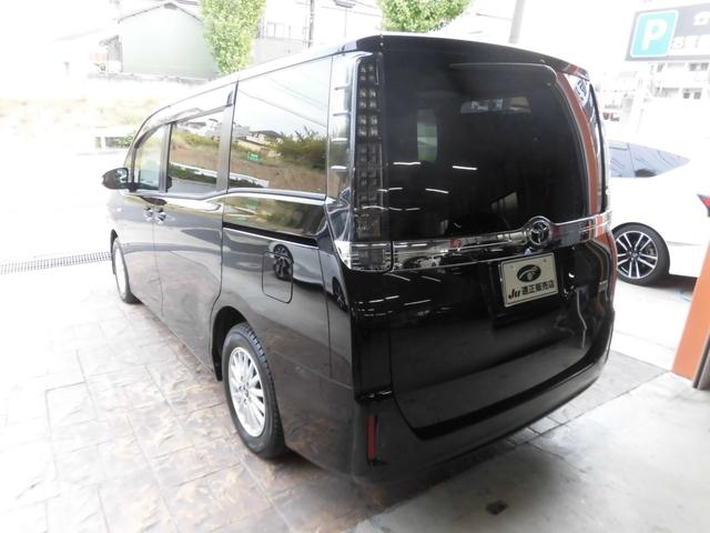 ヴォクシー ハイブリッドＶ　純正９インチナビ　フルセグ　Ｂｌｕｅｔｏｏｔｈ　バックカメラ　ＥＴＣ　両側パワースライドドア　クルーズコントロール　ＬＥＤヘッドライト　スペアキー　シートヒーター　フリップダウンモニター　置くだけ充電（9枚目）