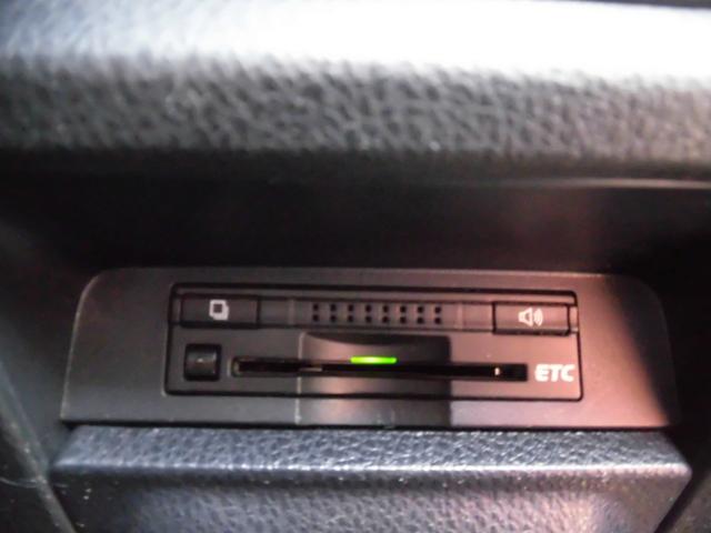 ヴォクシー ハイブリッドＶ　純正９インチナビ　フルセグ　Ｂｌｕｅｔｏｏｔｈ　バックカメラ　ＥＴＣ　両側パワースライドドア　クルーズコントロール　ＬＥＤヘッドライト　スペアキー　シートヒーター　フリップダウンモニター　置くだけ充電（12枚目）