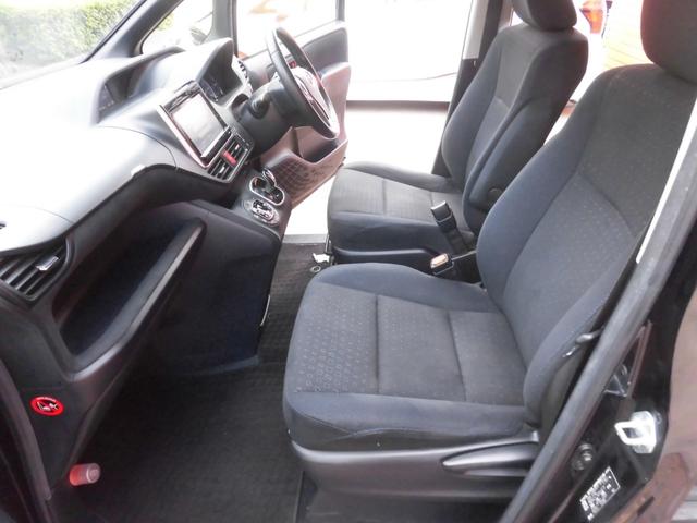 ヴォクシー ハイブリッドＶ　純正９インチナビ　フルセグ　Ｂｌｕｅｔｏｏｔｈ　バックカメラ　ＥＴＣ　両側パワースライドドア　クルーズコントロール　ＬＥＤヘッドライト　スペアキー　シートヒーター　フリップダウンモニター　置くだけ充電（13枚目）