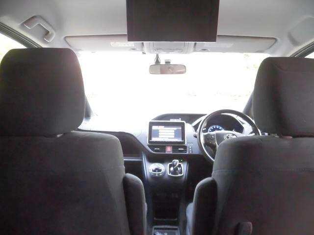 ヴォクシー ハイブリッドＶ　純正９インチナビ　フルセグ　Ｂｌｕｅｔｏｏｔｈ　バックカメラ　ＥＴＣ　両側パワースライドドア　クルーズコントロール　ＬＥＤヘッドライト　スペアキー　シートヒーター　フリップダウンモニター　置くだけ充電（15枚目）