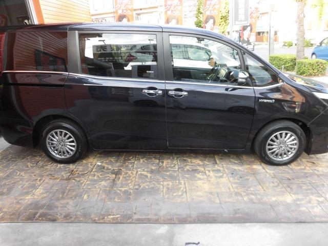 エスクァイア ハイブリッドＧｉ　ブラックテーラード　純正ナビ　フルセグ　Ｂｌｕｅｔｏｏｔｈ　バックカメラ　シートヒーター　フリップダウンモニター　トヨタセーフティセンス　ＥＴＣ　両側パワースライドドア　スペアキー　ＬＥＤヘッドライト　フォグ　点検記録簿（4枚目）